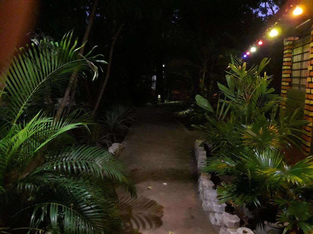 Naaval Beach Villa & Rooms Batticaloa Exterior photo