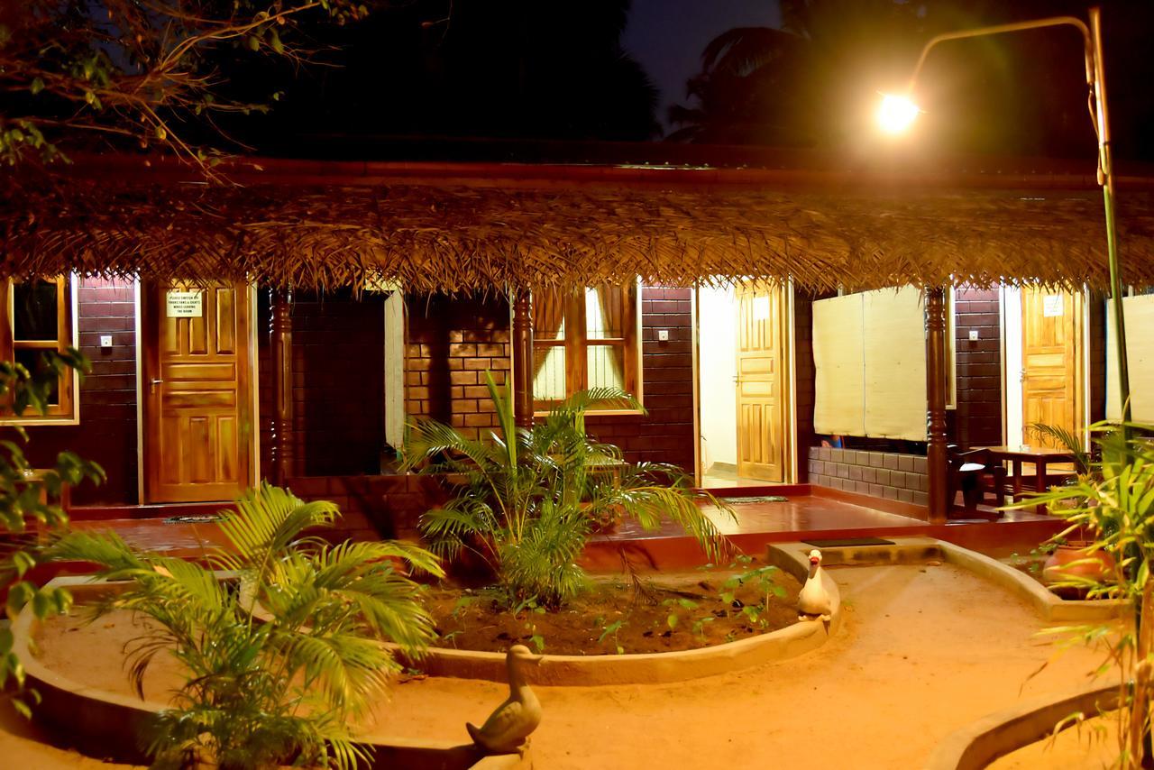 Naaval Beach Villa & Rooms Batticaloa Exterior photo